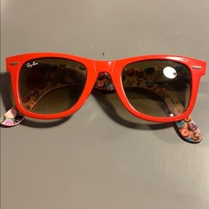 UNIQUE Ray-Ban Wayfarer with button inside